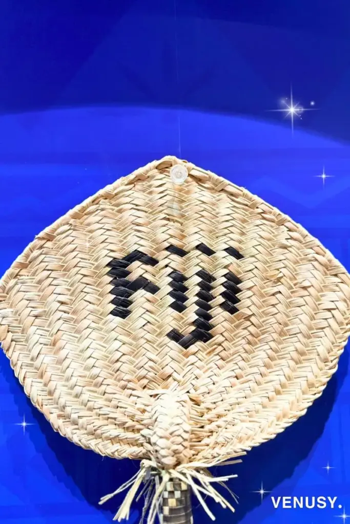 大阪万博2025 コモンズBフィジー館の「Fiji」と編み込まれたヤシの葉のうちわ