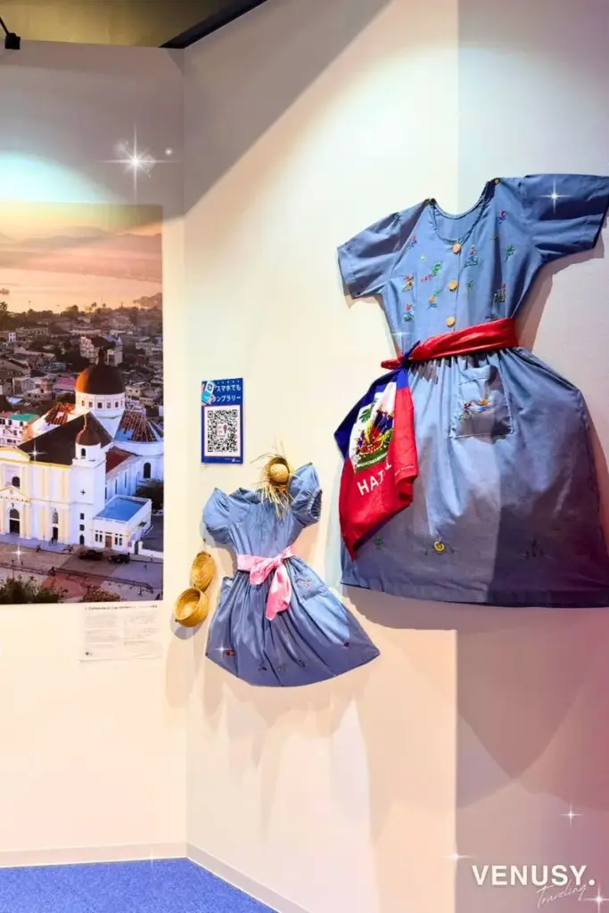大阪万博コモンズBハイチ館に展示された刺繍入りのお揃いワンピースと麦わら帽子