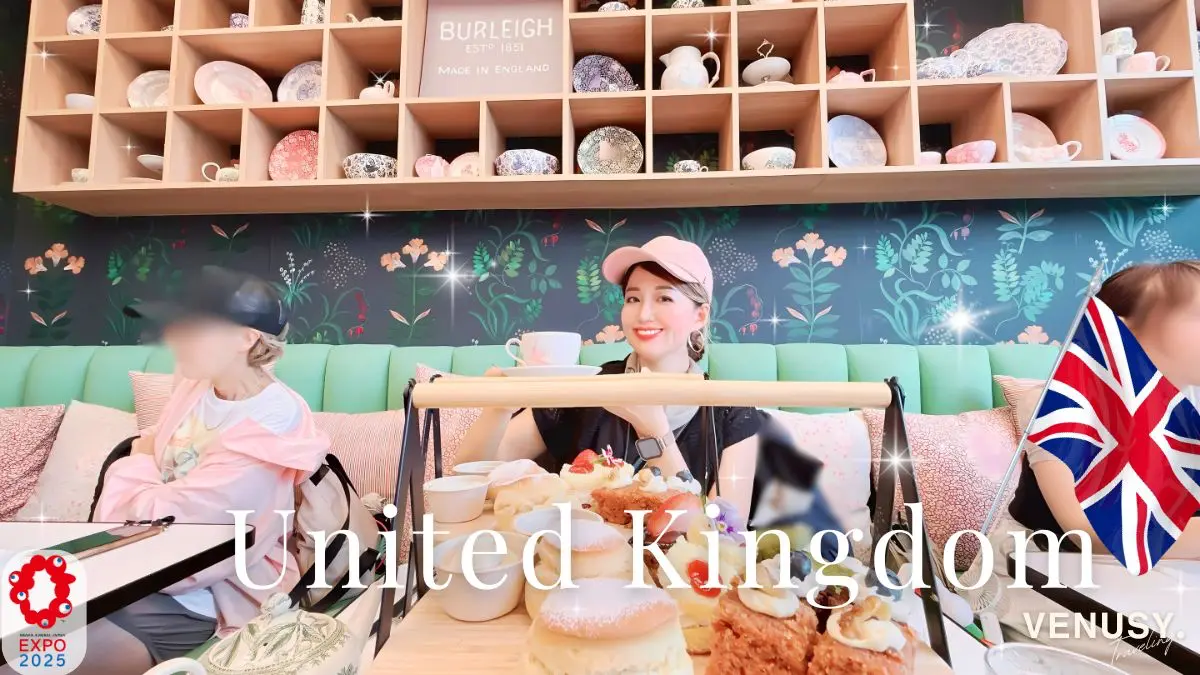 大阪万博イギリス館のアフタヌーンティーで紅茶とスコーンを楽しむヴィナぽ♡。店内はエレガントな陶器が飾られた空間。