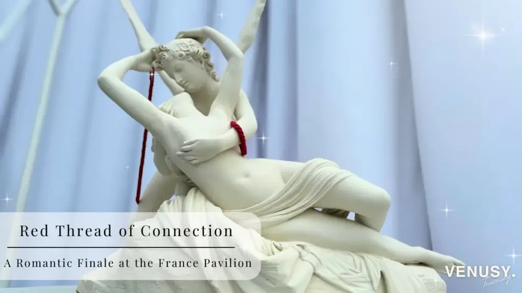 大阪万博 フランス館の出口にある、赤い糸で結ばれた男女の彫刻展示。芸術的で印象的なフォトスポット。