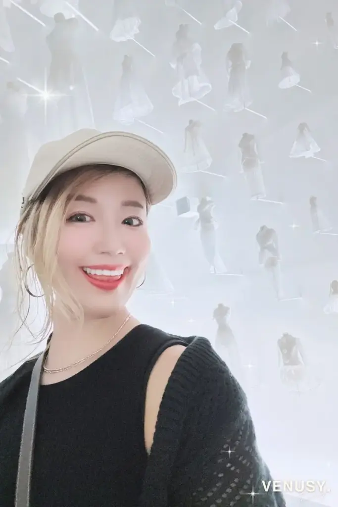 大阪万博フランス館ディオール展示のミニチュアドレス空間で微笑むヴィナぽ♡