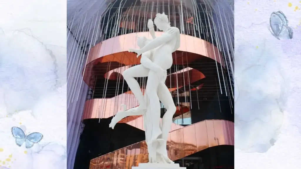 大阪万博フランス館の入口に展示された「MERCURY ABDUCTING PSYCHE」の彫刻。翼を持つ神マーキュリーがプシュケを抱き上げ、天空へ導く瞬間。