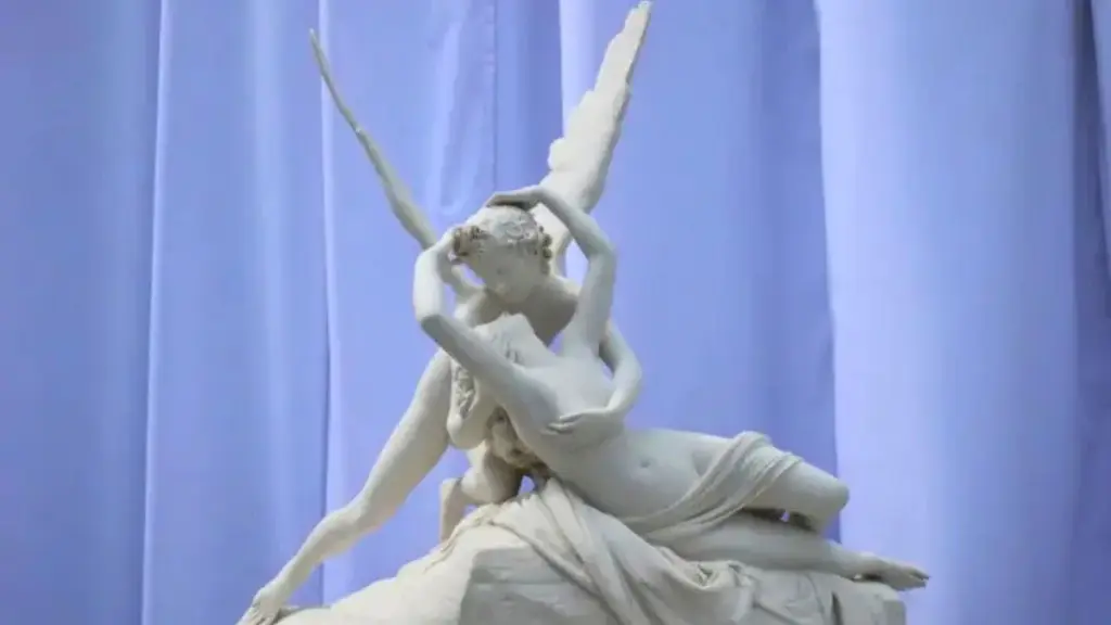 大阪万博フランス館の出口付近に展示された「PSYCHE REVIVED BY CUPID’S KISS」の彫刻。愛の神キューピッドがプシュケを優しく蘇らせる瞬間。
