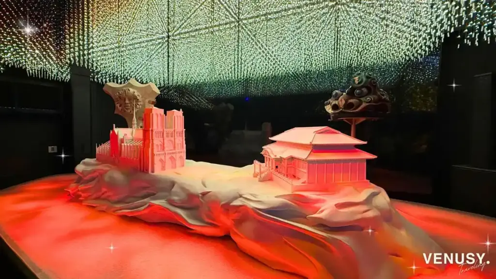 大阪万博フランス館に展示されたノートルダム大聖堂と首里城の復興アート模型