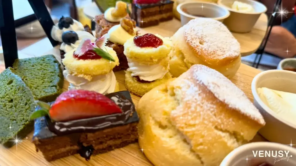 大阪万博イギリス館アフタヌーンティーのスイーツ5種とスコーン、クロテッドクリーム、英国産ジャムのプレート
