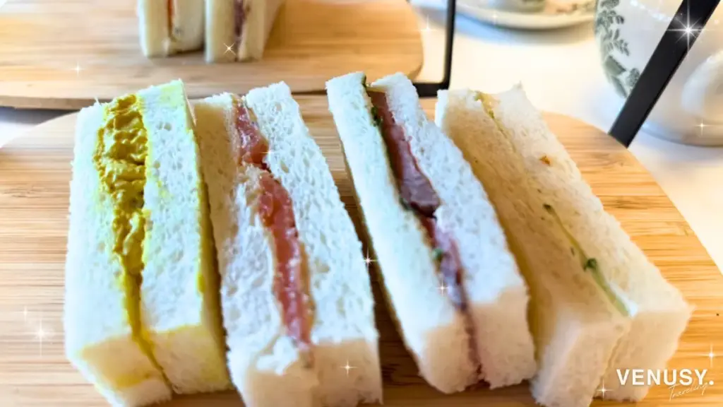 大阪万博イギリス館アフタヌーンティーのサンドイッチ4種セット（スモークサーモン、チキン、ローストビーフ、きゅうり）