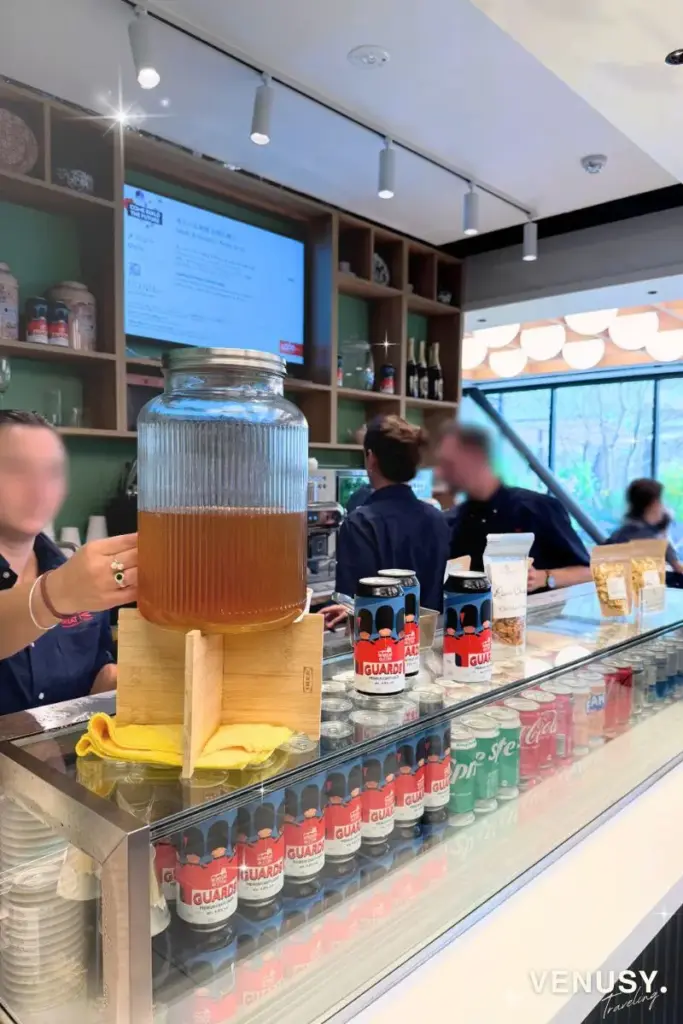 大阪万博イギリス館アフタヌーンティーの注文カウンター｜セルフ形式で事前会計・スタッフの接客の様子