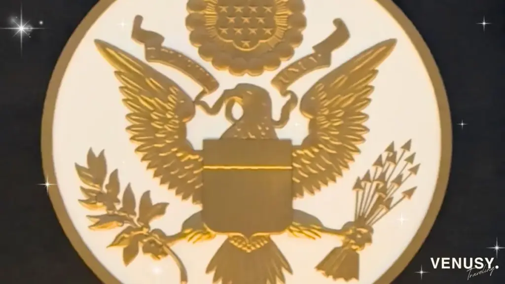 大阪万博アメリカ館の入り口に掲げられたアメリカ国章のシンボル