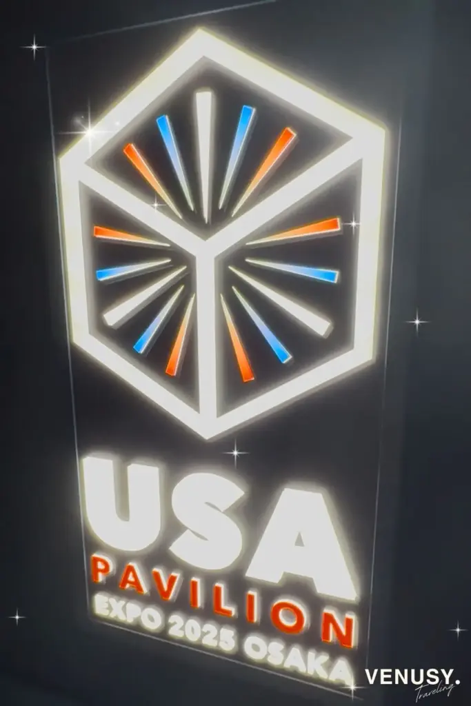 大阪万博アメリカ館の公式ロゴが光るサインのアップ