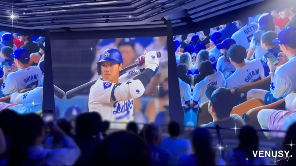 大阪万博アメリカ館の英語ツアーで大谷翔平選手の映像が上映される様子