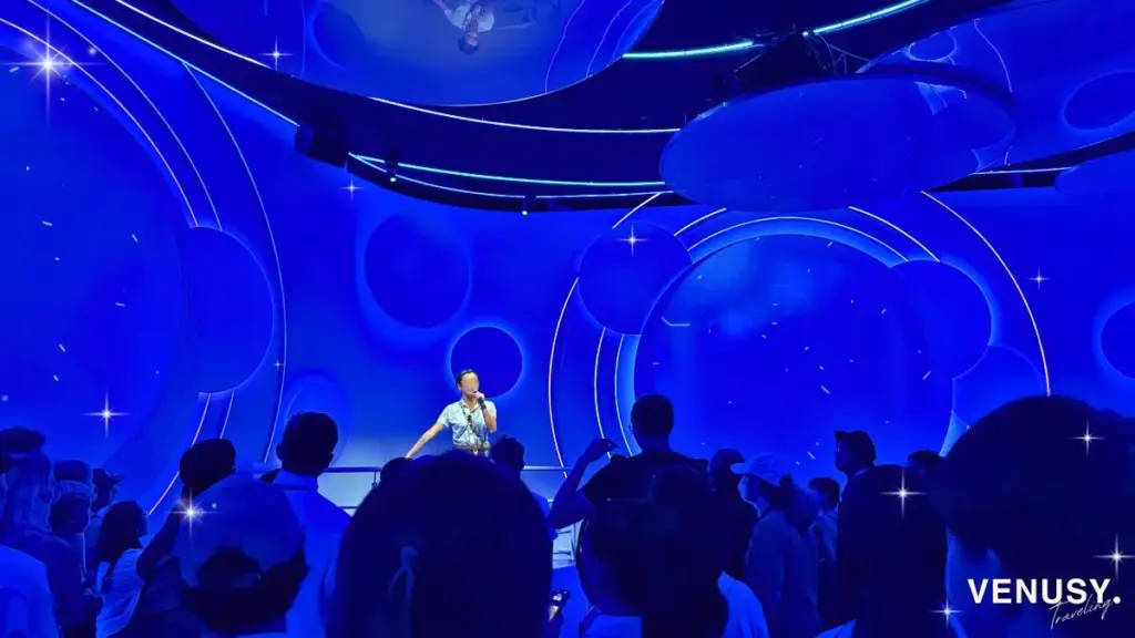 大阪万博アメリカ館の英語ツアーで盛り上がるMCパフォーマンスの様子