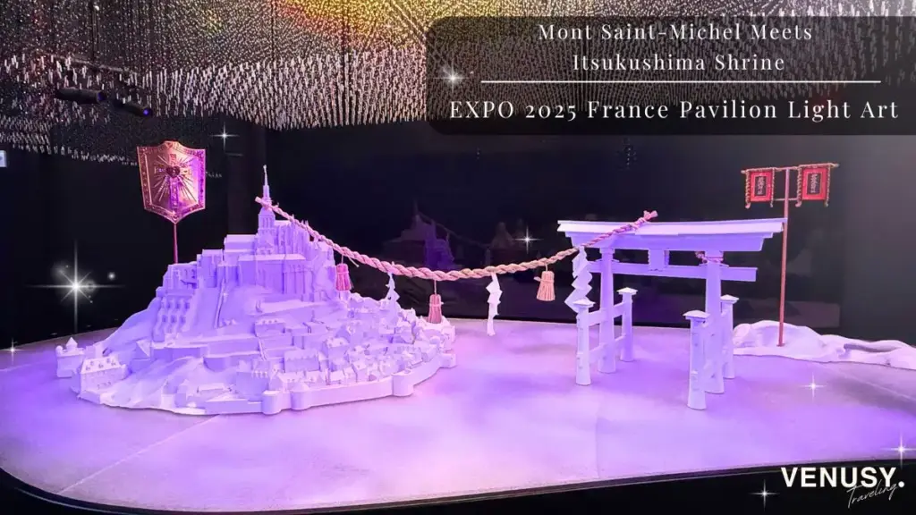 大阪万博フランス館のモン・サン・ミシェルと厳島神社をモチーフにした光の演出。幻想的な色彩が異文化の融合を表現している