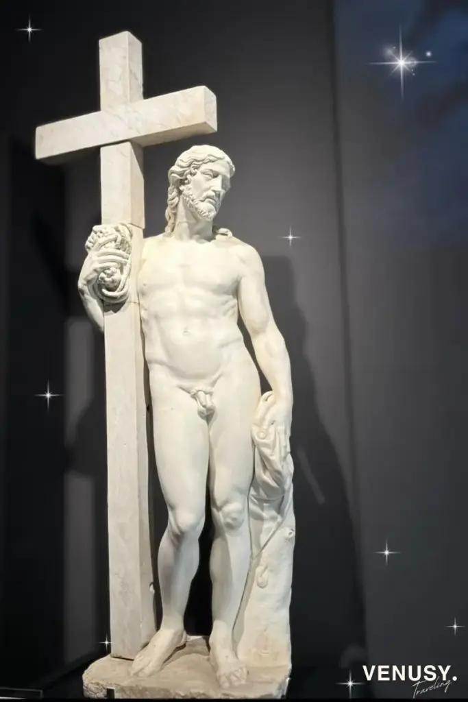 大阪万博イタリア館で展示されたミケランジェロ作《キリストの復活》像。力強さと静けさを併せ持つ白大理石の彫刻作品。