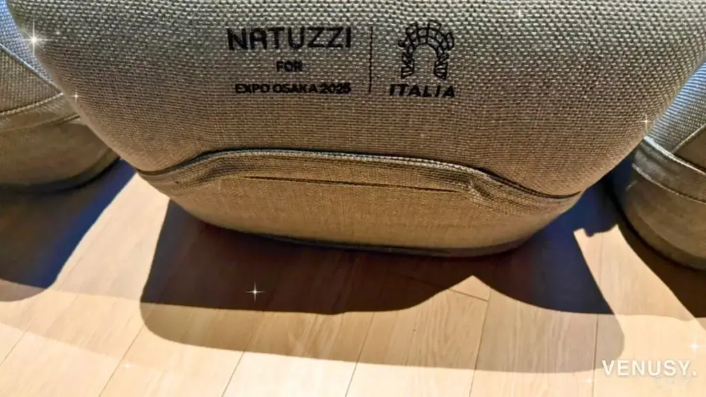 大阪万博イタリア館作品の映像シアターに使われていたナトゥッツィ社製の高級ソファ