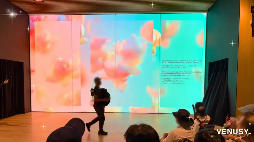 大阪万博イタリア館作品プロローグ映像ショーエリアの様子。開始直前のスクリーンに「SKY」テーマや香りの演出が表示されている。