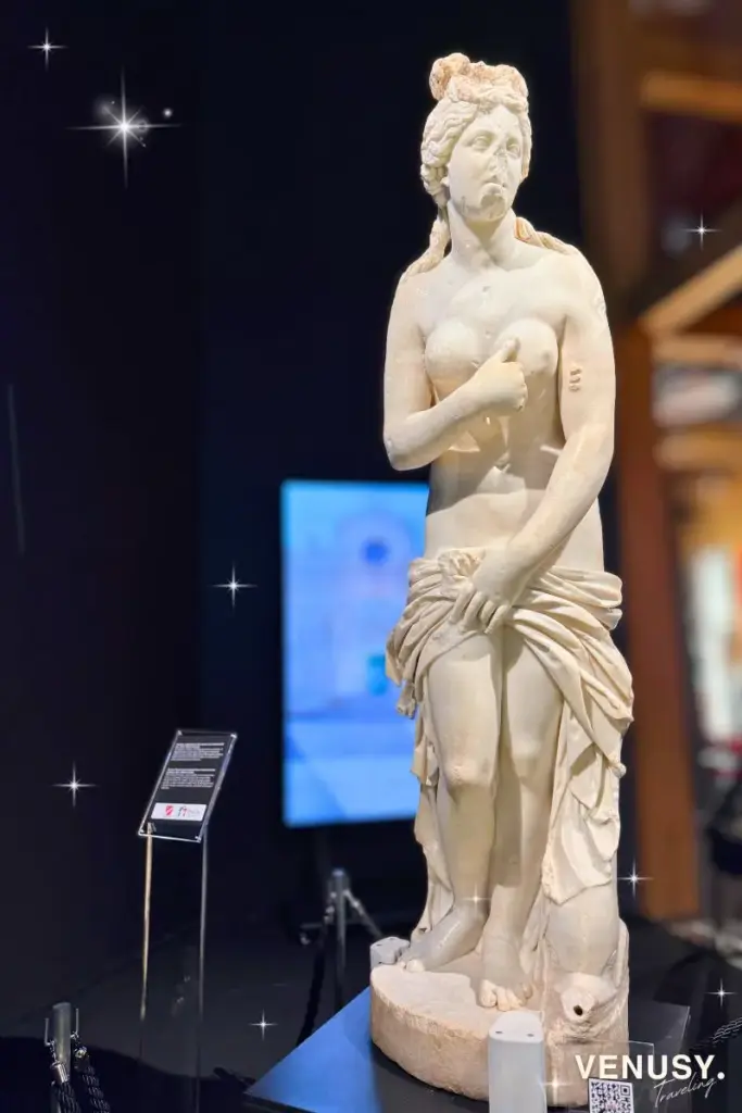 大阪万博イタリア館で展示された週替わり作品「Venus of Venafro」の大理石像。ヘレニズム様式を継承した優美な立ち姿が印象的。