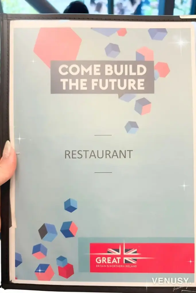 大阪万博イギリス館アフタヌーンティーのメニュー表紙。イギリス館カフェで撮影された、GREATキャンペーンロゴ入りのレストランメニュー。