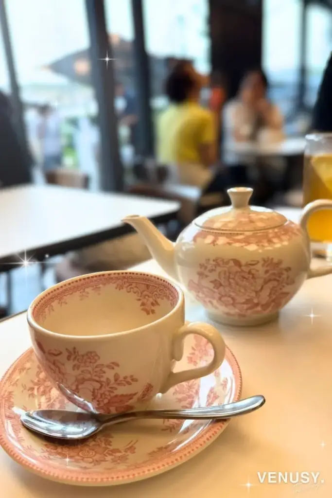 大阪万博イギリス館アフタヌーンティーで提供されるピンクのバーレイ陶器ティーカップとポット