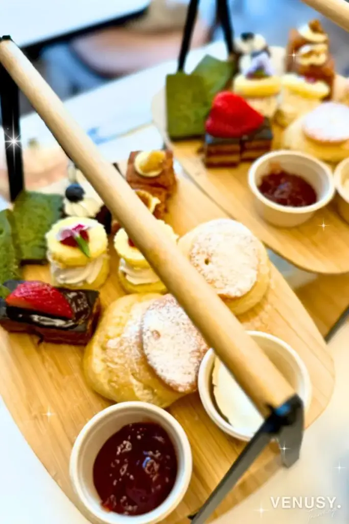 大阪万博イギリス館アフタヌーンティーの豪華な三段スタンドとスコーン、ジャム＆クリームの盛り合わせ
