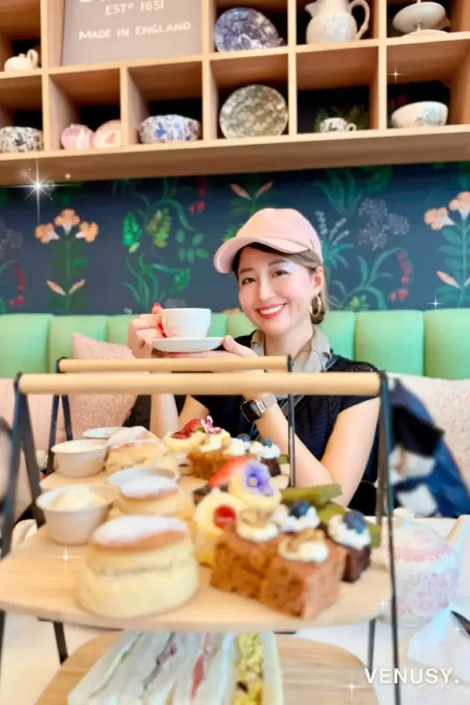 大阪万博イギリス館アフタヌーンティーで紅茶を手に微笑むヴィナぽ♡と三段スタンドのスイーツたち