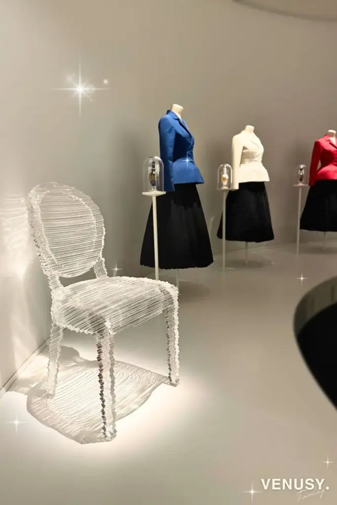 大阪万博フランス館ディオール展示、3色スーツと並ぶ透明チェア
