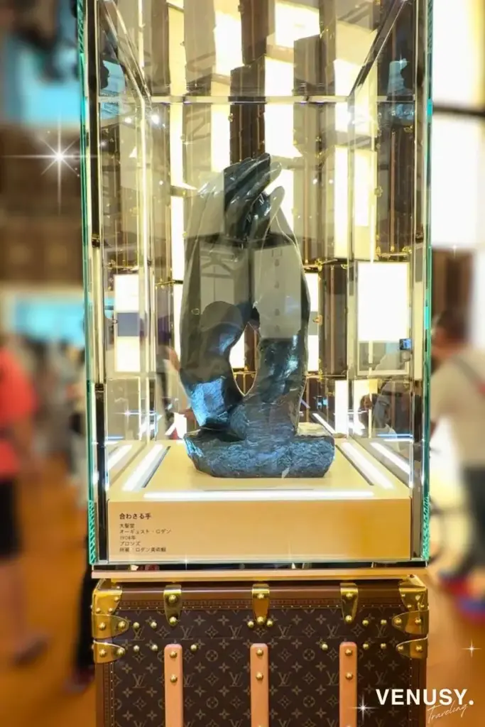 大阪万博フランス館ルイ・ヴィトンゾーンに展示された、オーギュスト・ロダン作「合わさる手」の迫力あるブロンズ像