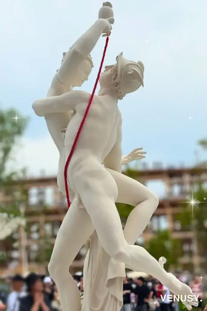 大阪万博 フランス館の入口前に設置された、オランダ人彫刻家アドリアン・ド・フリース作「MERCURY ABDUCTING PSYCHE(メルクリウスがプシュケをさらう)」の白いレジン製再現像。神話をテーマにした躍動感ある造形で、訪れる人の目を奪うフォトスポット。