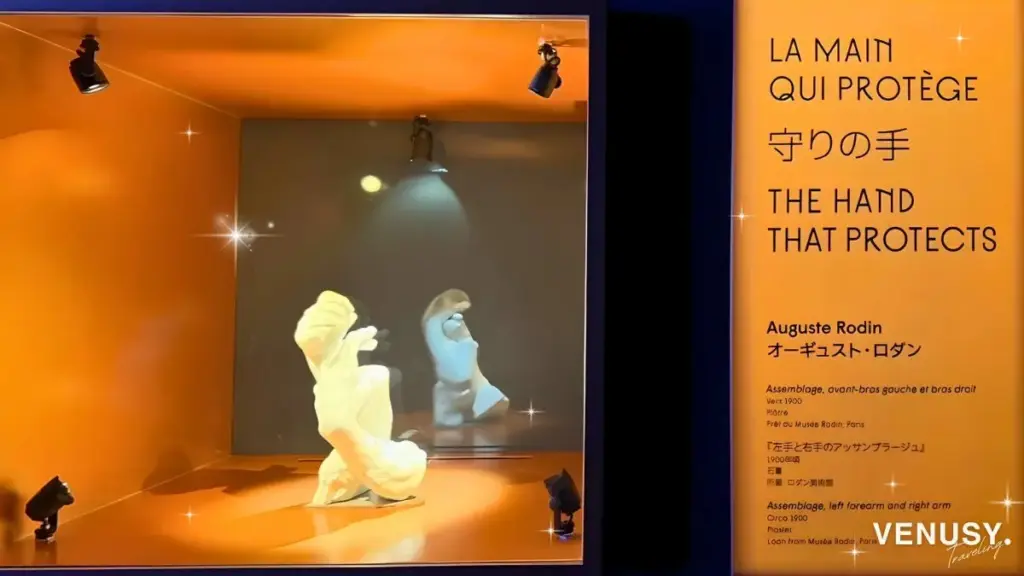 大阪万博フランス館のつなぎ演出ゾーン入口に展示された、オーギュスト・ロダン作《守りの手》。しなやかな曲線で形づくられた2本の手が、小さな存在をやさしく包み込む彫刻作品。