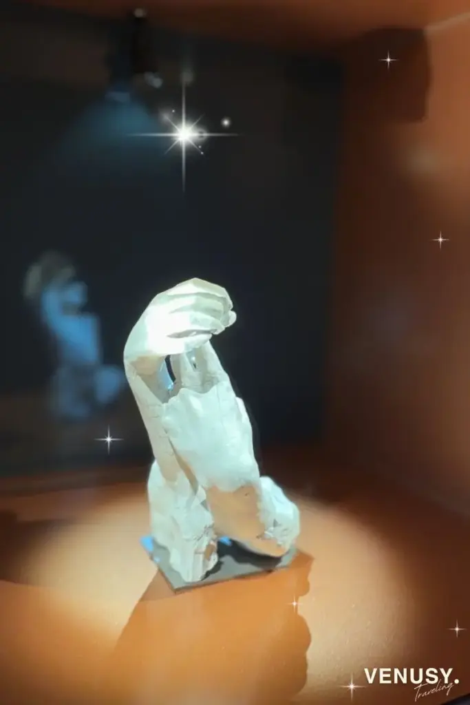 大阪万博フランス館のつなぎ演出ゾーンに展示された、オーギュスト・ロダン作《守りの手》のクローズアップ。柔らかな曲線を描く二つの手が、小さな存在を包み込む姿を間近で捉えた。
