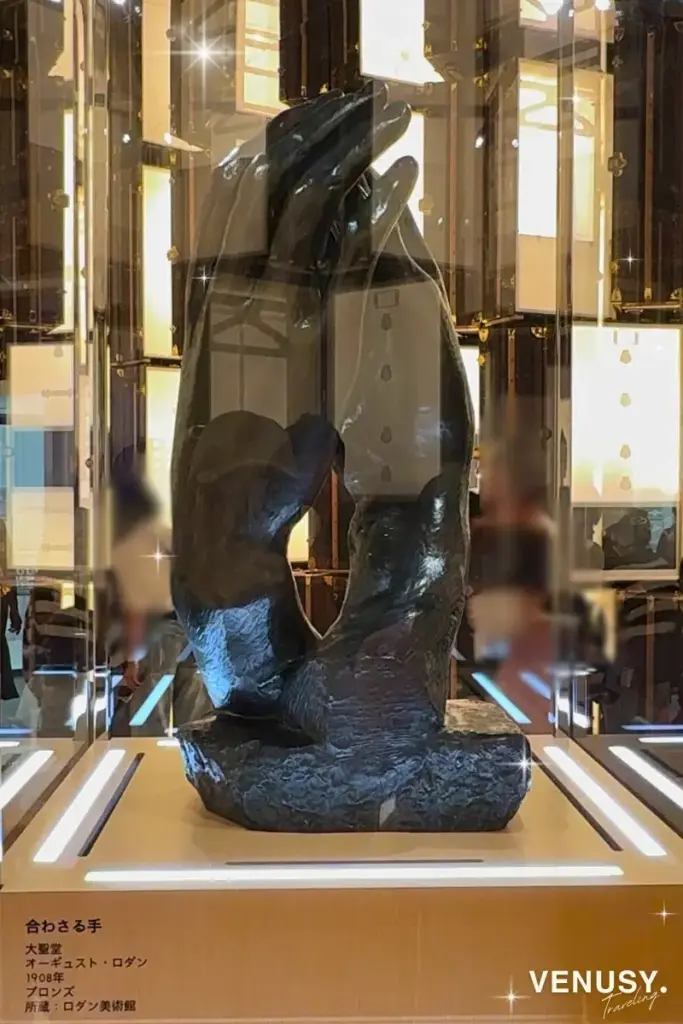 大阪万博フランス館に展示されたロダンの彫刻《合わさる手》。重なり合う指先が愛の象徴として来場者を迎える。