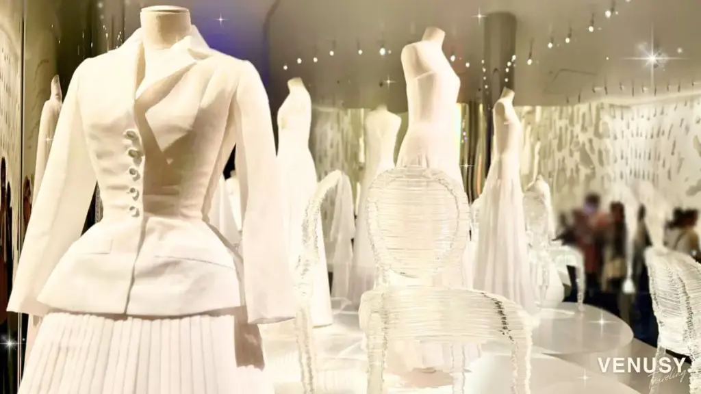 大阪万博 フランス館 ディオールゾーンに並ぶ純白ドレスの幻想的な展示