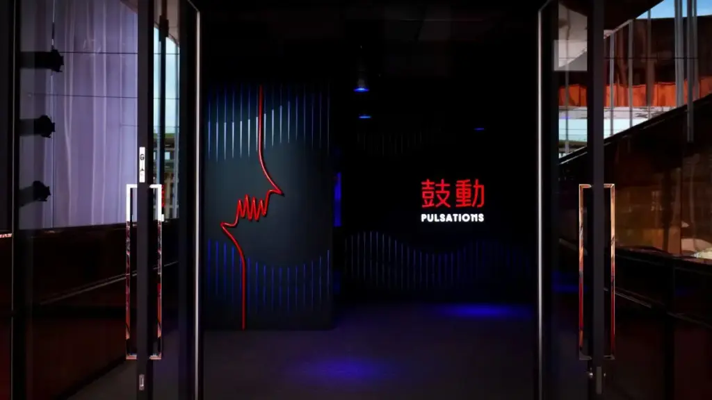 大阪万博フランス館 常設展示「PULSATIONS(鼓動)」の入口と赤いラインアート