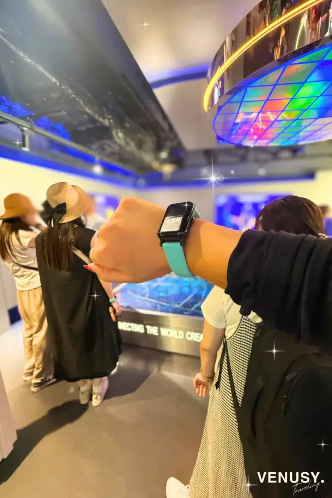 大阪万博 台湾テックワールド入口でスマートウォッチを装着する瞬間