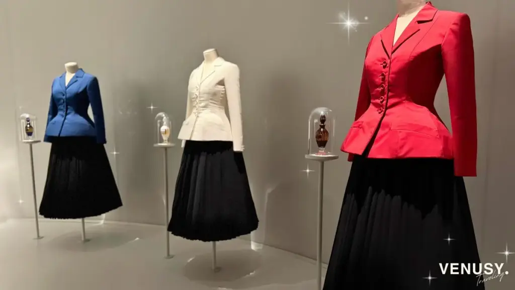 大阪万博フランス館ディオール展示の赤青白ジャケットと黒スカート