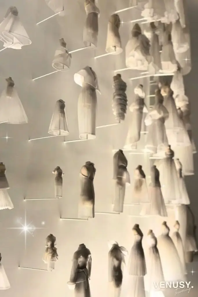 大阪万博フランス館ディオールの斜めから見た奥行きあるミニチュアドレス展示