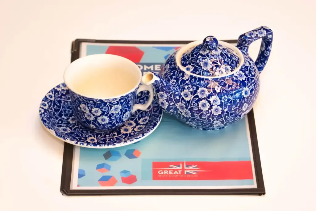 大阪万博イギリス館アフタヌーンティーで使われるブルーのバーレイ食器（ポット＆カップ）