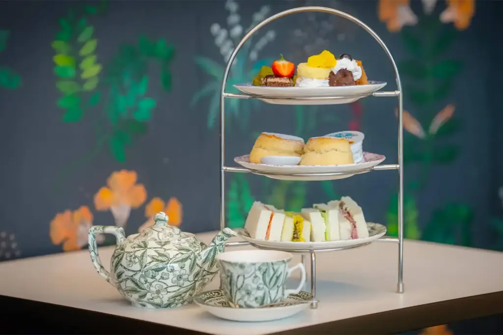 大阪万博イギリス館アフタヌーンティーのグリーンバーレイ食器と三段スタンド