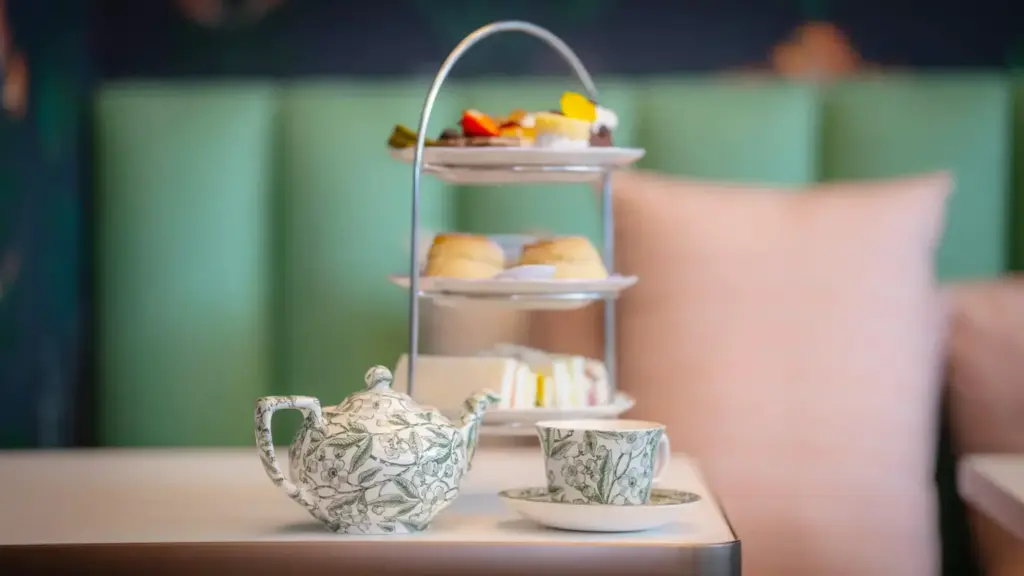 大阪万博イギリス館アフタヌーンティーのバーレイ食器と三段ティースタンド（緑柄）