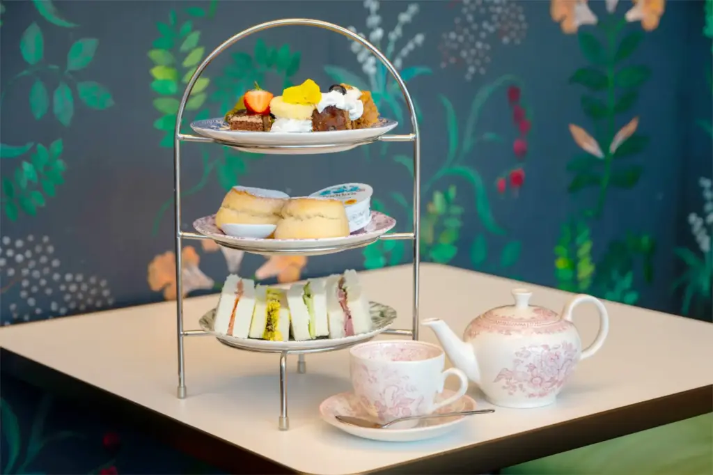 大阪万博イギリス館アフタヌーンティーのピンクバーレイ食器と三段スタンド