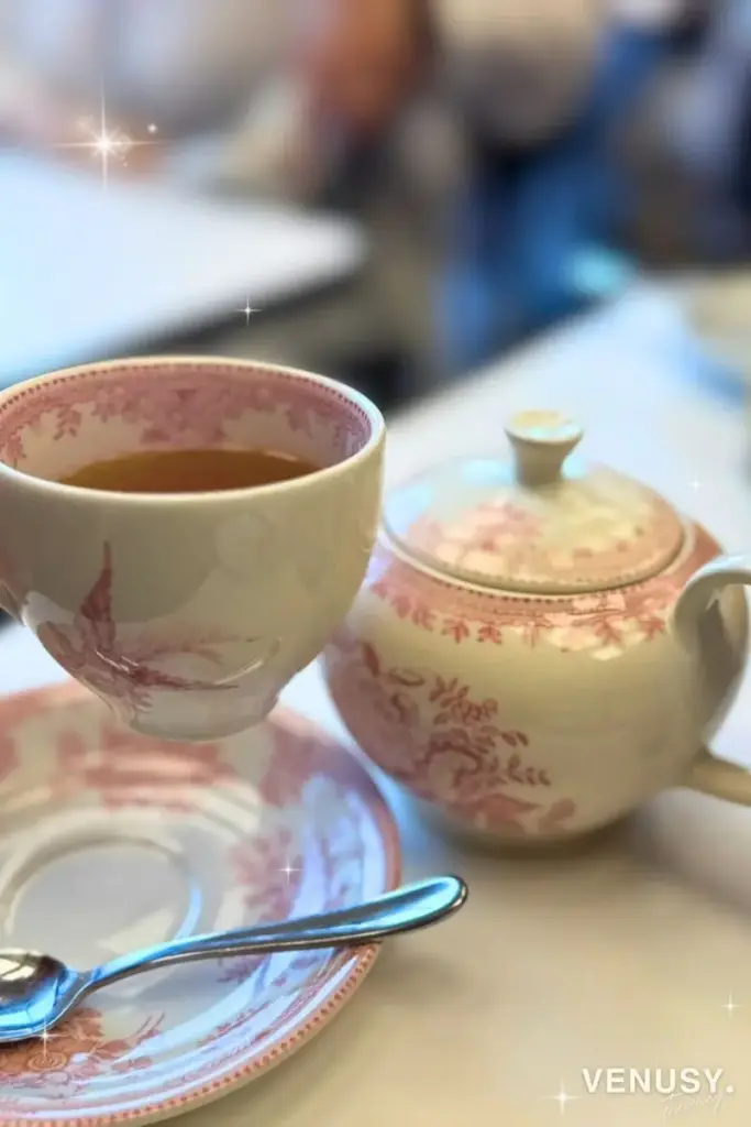 大阪万博イギリス館アフタヌーンティーで提供された英国製のティーカップとティーポットのセット