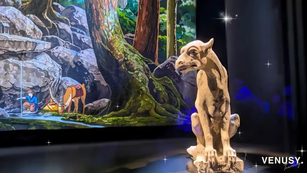 大阪万博 フランス館に展示されたノートルダム大聖堂のガーゴイル像。森の背景と重なり幻想的な雰囲気を演出。