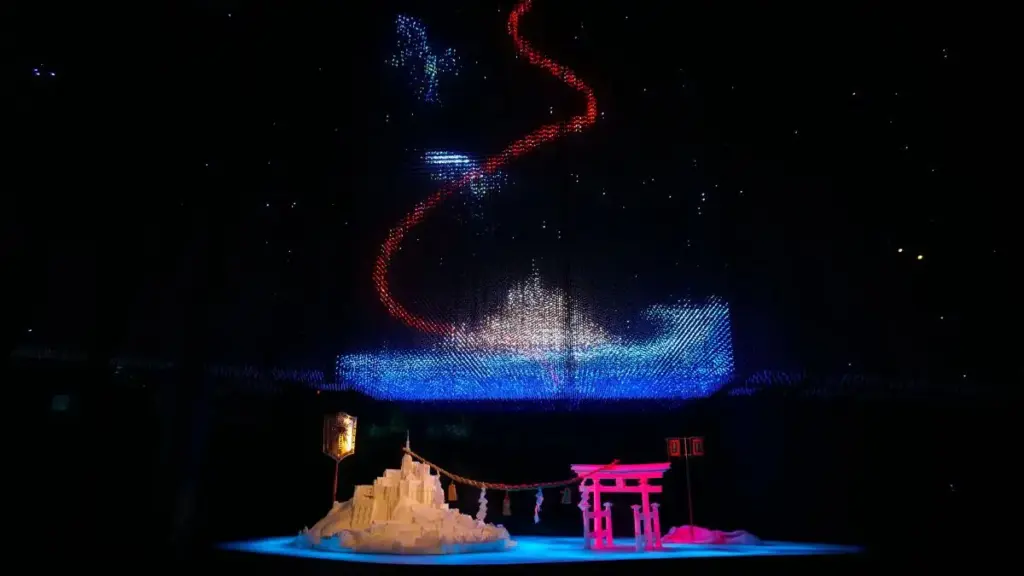 大阪万博 フランス館で展示された、モン・サン・ミシェルと厳島神社の光と映像演出。水と風が結ぶ2つの聖地を象徴的に表現した幻想的な空間。