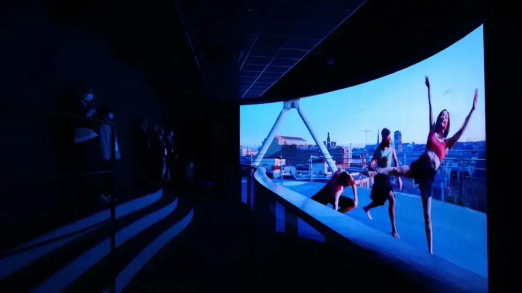 大阪万博 フランス館で上映された、ポンピドゥー・センター屋上での3人のダンサーによる映像パフォーマンス。光と音楽が融合する感動的なステージ。