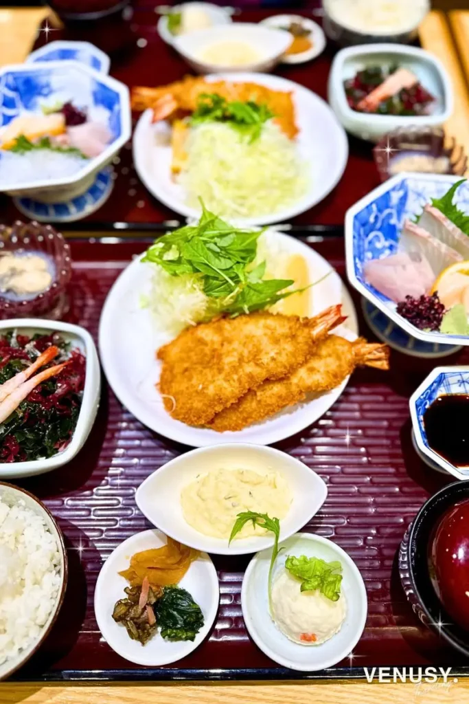 漣（さざなみ）鳥羽店の「あこや御膳」。海老フライ、小鉢、刺身、ご飯、味噌汁が揃った豪華なお膳。