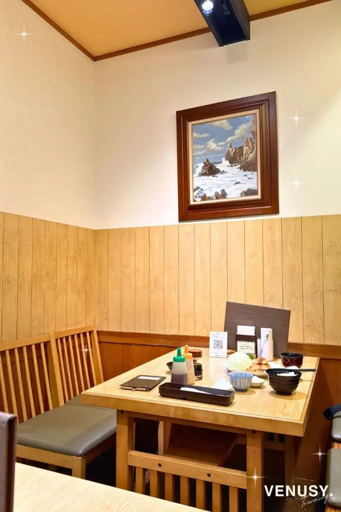 漣（さざなみ）鳥羽店の店内テーブル席の様子。 wooden調で落ち着いた雰囲気。