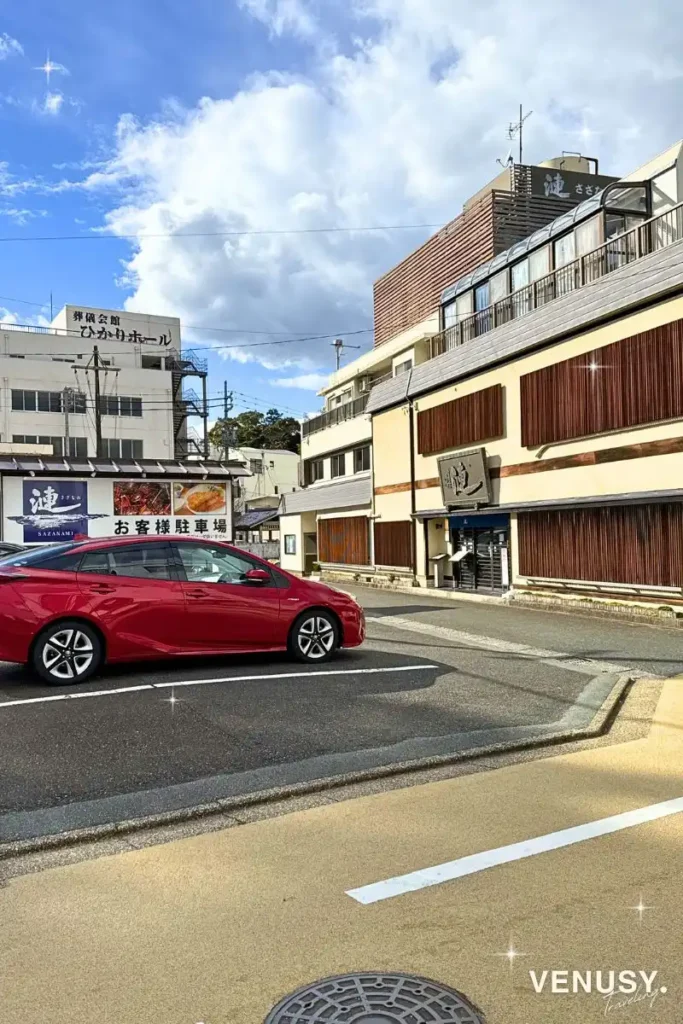 鳥羽の名店「漣（さざなみ）」の店舗と向かい側の駐車場。道路から右を向くとすぐにお店が見える位置関係。