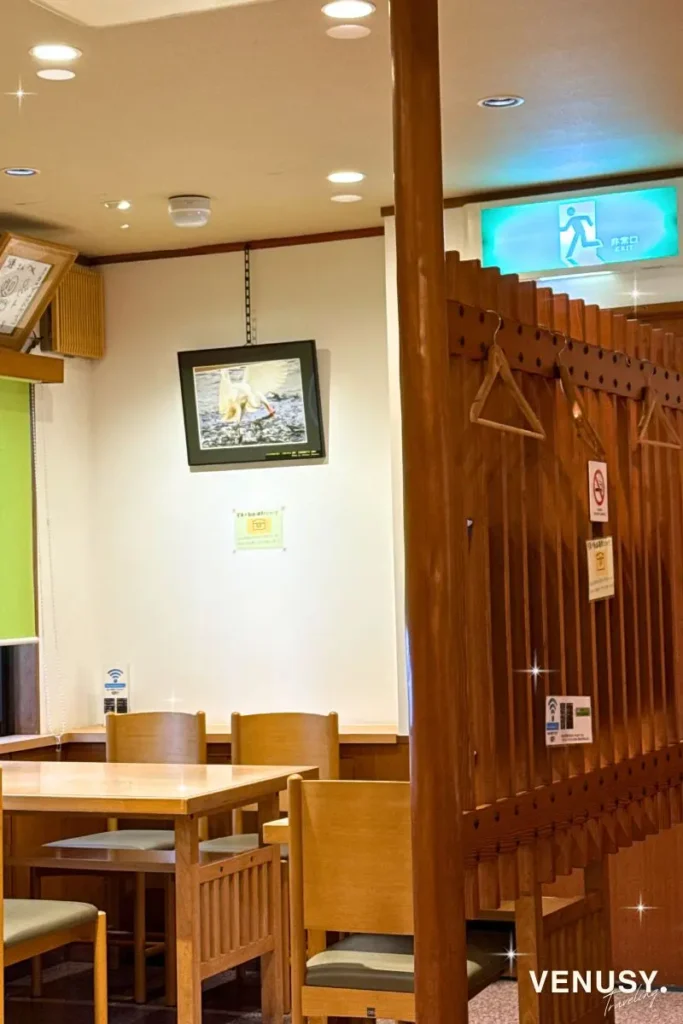 鳥羽の人気店「漣（さざなみ）」の店内の様子。木の温もりがある落ち着いた空間で、席の間隔が広くゆったり過ごせる雰囲気。