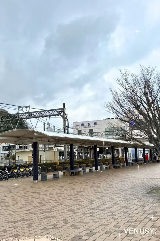 鳥羽駅前の様子。この日は帰りが雪雲で寒かったが、道案内のスタート地点となる駅前の写真。