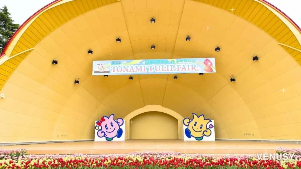 砺波チューリップフェア2026のイベントステージ全景と会場の雰囲気