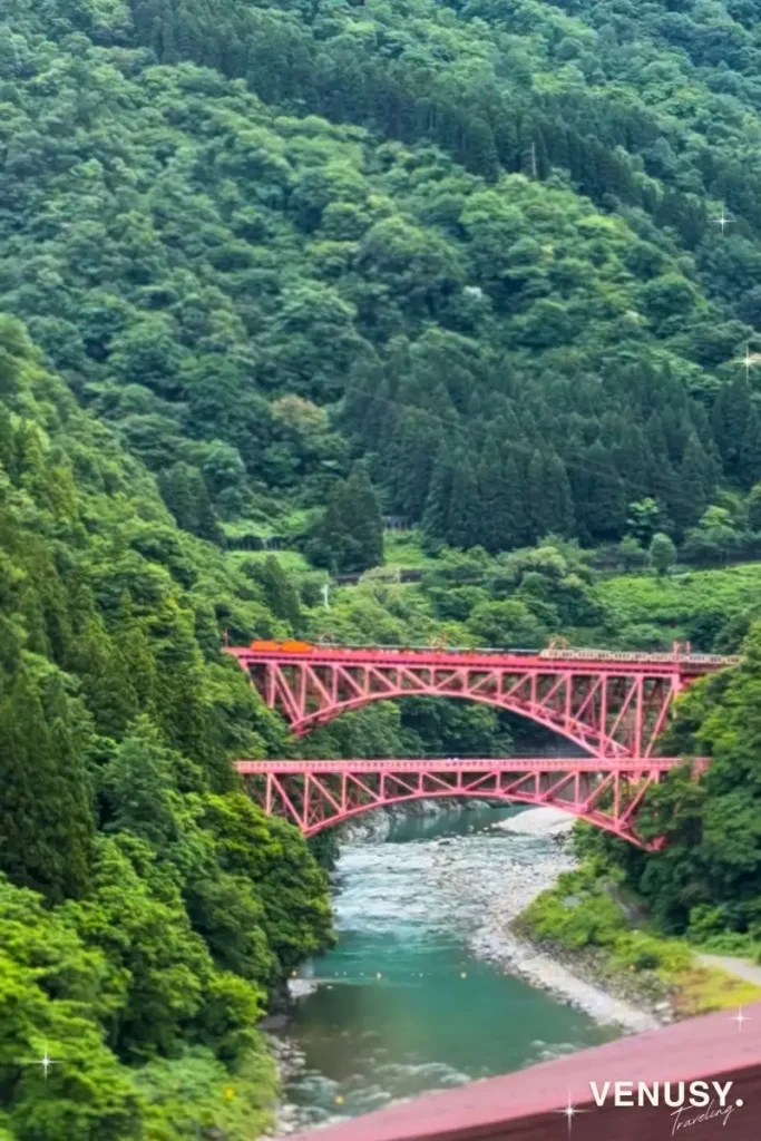 宇奈月温泉やまのはの客室から見えた新山彦橋を走る黒部峡谷トロッコ列車